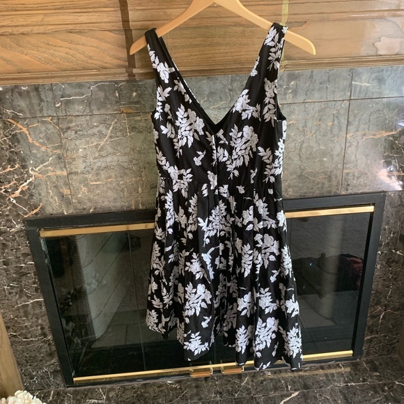 Betsy Johnson NWT Floral Dress - Picture 5 of 7